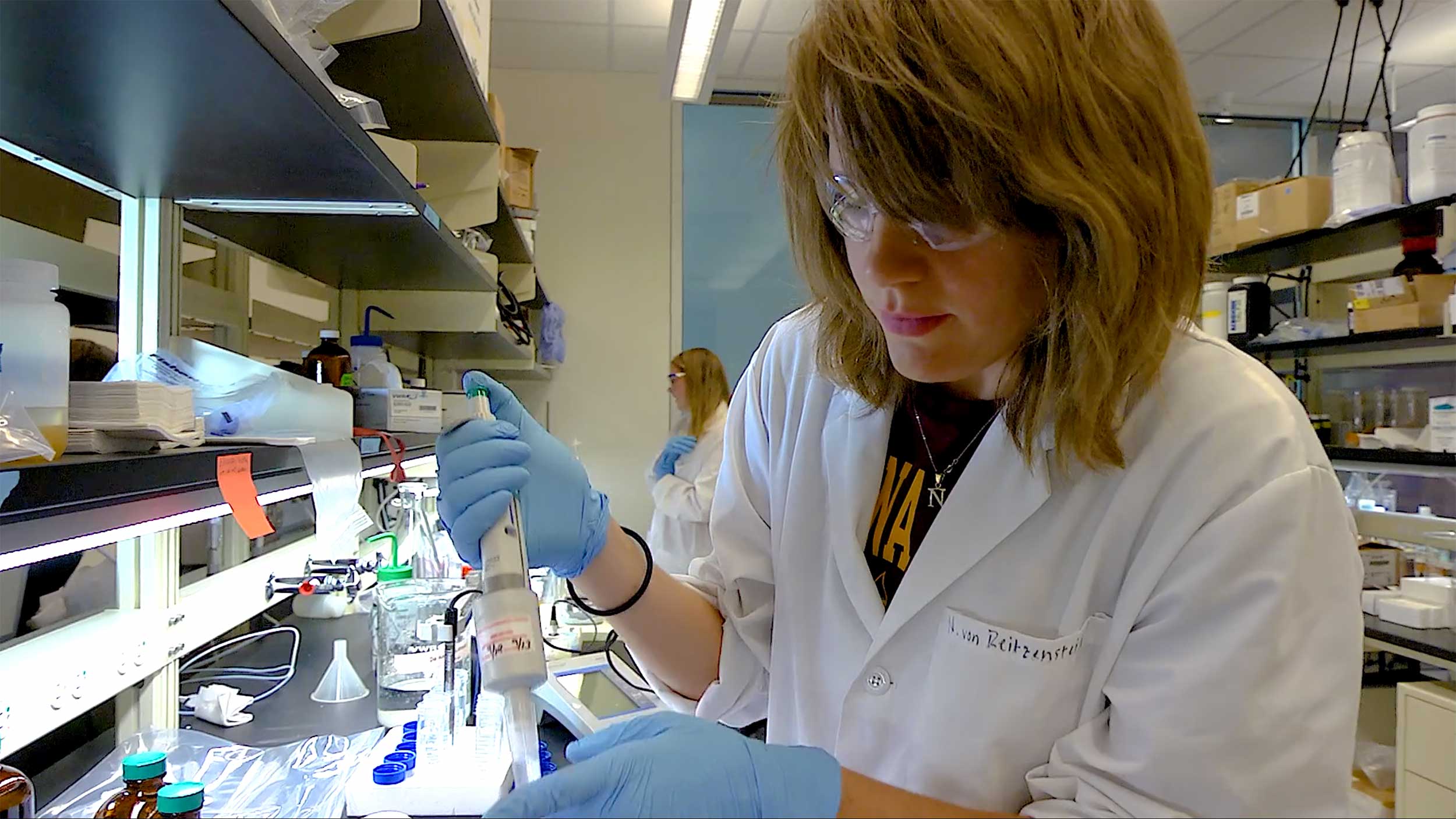 An environmental engineering student is working in a research lab